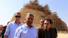 وزير الاثار المصري ممدوح الدماطي (وسط) متحدثا الى صحافيين في سقارة جنوب القاهرة في 2014