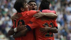 لاعبو برشلونة نيمار (يمين) وميسي (يسار) وبينهما رافينيا يحتفلون بالتسجيل في مرمى اسبانيول على ملعب ك