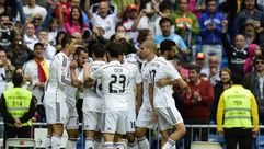لاعبو ريال مدريد يحتفلون بالتسجيل في مرمى ايبار في مدريد في 11 نيسان/ابريل 2015