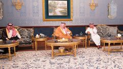 عاهل السعودية يزور الأمير مقرن بعد ساعات على إعفاءه من ولاية العهد - واس