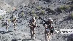 صورة بثها حساب الجماعة لقوات إيرانية تمشط الجبال بحثا عن الأسرى - تويتر