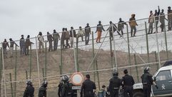 مهاجرون أفارقة على السياج الحدودي بين المغرب وإسبانيا