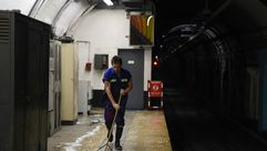 الارجنتيني انريكي فيراري ينظف محطة قطار انفاق في بوينوس ايرس، في 14 آذار 2016