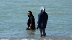 الحجاب في إيران- إيرانية في البحر بالحجاب- أ ف ب