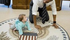 أوباما يلهو مع طفلة