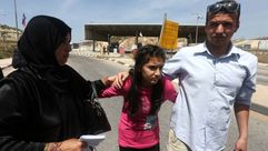 طفلة فلسطينية ديما الواوي بعد إفراج إسرائيل عنها في بيت لحم الضفة الغربية- أمها وشقيقها - أ ف ب 24-4