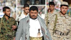 رئيس المجلس الثوري محمد علي الحوثي يتوسط رجاله بعد مشاركته في تجمع للحوثيين في صنعاء - (ا ف ب)