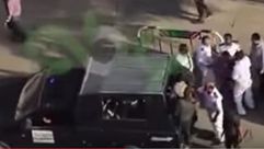 اعقتال شاب عند مروره أمام سيارة شرطة مصرية- يوتيوب