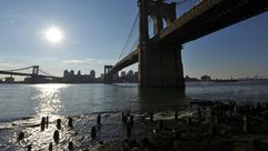 قفز رجل الثلاثاء في نهر ايست ريفر من اعلى جسر بروكلين الشهير في نيويورك محاولا الانتحار على ما يبدو 