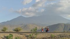نسوة يحملن اوعية ماء عند سفح جبل ميرو قرب اروشا، على مقربة من الحدود بين كينيا وتنزانيا في 25 تشرين 