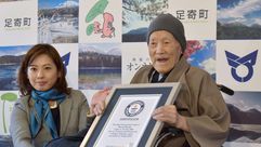 الياباني ماسازو نوناكا البالغ من العمر 112 عاما خلال تسلمه رسميا شهادة عميد سن البشرية من موسوعة غين