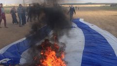 حرق العلم الإسرائيلي- تويتر