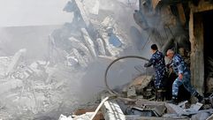 جنود سوريون يتفقدون مبنى تعرض للغارات - جيتي