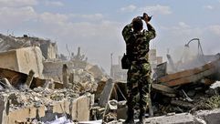 جندي سوري يصور آثار القصف الأمريكي الغربي على سوريا - جيتي