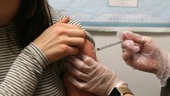 شابة تتلقى جرعة لقاح ضد الانفلونزا في سان فرانسيسكو في 21 كانون الثاني/يناير 2018