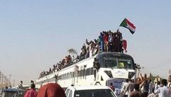 قطار ينقل مئات المحتجين يصل إلى الخرطوم للإنضمام الى الاعتصام أمام مقر قيادة الجيش