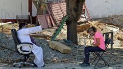الأب ماركو أنطونيو غاليانا خارج أبرشيته في أكابولكو يستمع لاعتراف إحدى المؤمنات، في التاسع من نيسان/