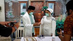 كورونا  إندونيسيا  عروسين  زفاف  مراسم  الإنترنت- تويتر