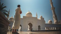 شاب يقف أمام مسجد في رمضان- cc0