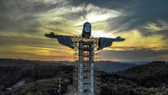 صورة النقطت في 9 نيسان/أبريل 2021 لتمثال السيد المسيح الجديد الذي يقام في بلدة إنكانتادو البرازيلية