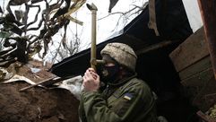 جندي أوكراني يرصد التحركات العسكرية الروسية على الحدود- جيتي