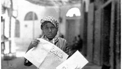بائع صحف يعرض صحيفة فلسطين للبيع (أرشيف)