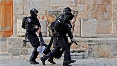 عناصر لااحتلال يعتقلون شابا مصابا في المسجد الأقصى- جيتي