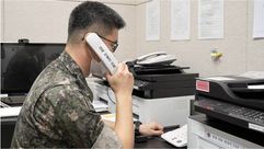 جندي من كوريا الجنوبية يتحدث على الخط الساخن مع كوريا الشمالية- يونهاب