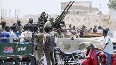 قوة من الجيش السوداني مع السكان وسط الخرطوم- جيتي