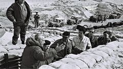 شارون مع ديفيد بن غوريون على أحد التحصينات العسكرية قبالة قناة السويس إبان احتلال سيناء- جيتي