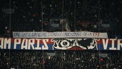 جماهير باريس سان جيرمان ترفع لافتة "تمر وكأس ماء، كابوس الاتحاد الفرنسي"- الاناضول