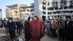 سيدة فلسطينية تصرخ من حول الجريمة في مستشفى الشفاء بمدينة غزة- الأناضول