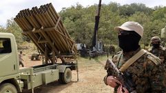 عناصر من حزب الله مع راجمة صواريخ كاتيوشا- إعلام الحزب