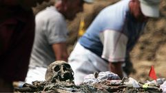 رفات أحد ضحايا المجازر في البوسنة بعد اكتشافها بمقبرة جماعية- جيتي