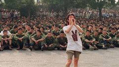 طالب في ميدان تياننمن يهتف أمام جمع من الجنود الصينيين قبل قمع الاعتصام- جيتي