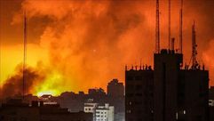 القنابل والنيران الإسرائيلية تحول ليل غزة إلى نهار.. الأناضول