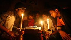شبان يمنيون يدرسون على ضوء الشموع - أرشيفية