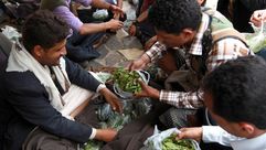 يمنيون يشترون القات في صنعاء في 14 ايار/مايو 2014