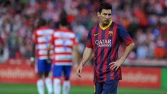 خيبة نجم برشلونة ليونيل ميسي بعد تلقي فريقه هدفا من غرناطة في مباراة ضمن بطولة اسبانيا