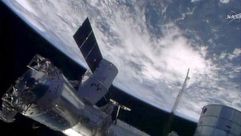صورة بتاريخ 20 نيسان/ابريل 2014 من تلفزيونه ناسا للكبسولة سبايس اكي دراغون ملتحمة بمحطة الفضاء