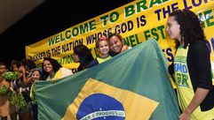 مشجعون للمنتخب البرازيلي ينتظرون رؤية لاعبي المنتخب الاسترالي اول الواصلين الى البرازيل في 28 ايار/م