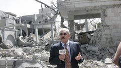 علي عبدالله صالح يلتقط صورا أمام منزله بعد تدميره - فيس بوك