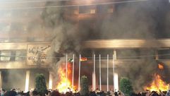 المحتجون أحرقوا الفندق الذي جرت فيه محاولة اغتصابها - تويتر
