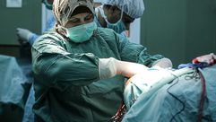 منى كَسْكِين.. الأنثى الوحيدة بين أطباء جراحة المخ والأعصاب في غزة - الأناضول