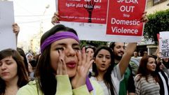 تظاهرة لفتيات لبنانيات ضد العنف مع المرأة - أ ف ب