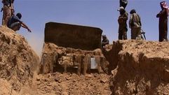 جرافات لداعش تحفر في العراق