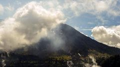 بركان توريالبا يقذف الرماد في 6 نيسان/ابريل 2015