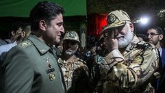 قائد القوات الخاصة الإيرانية مع ضباط كبار يبكي أحد القتلى- أرشيفية