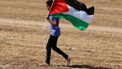 طفلة تحمل العلم الفلسطيني - أ ف ب