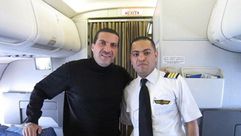 عمرو خالد مع قائد الطائرة المصرية المنكوبة فيسبوك